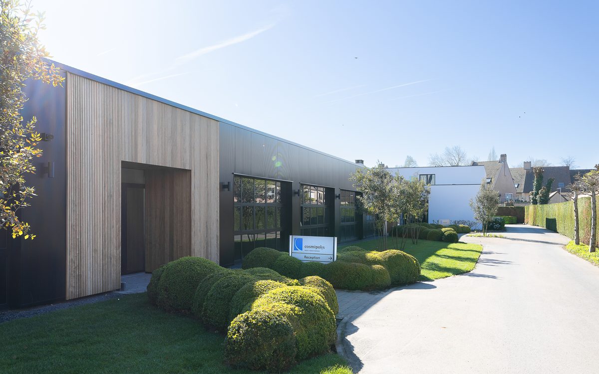 De oprit en de ingang van het Cosmipolis Health Innovation Center in Brugge