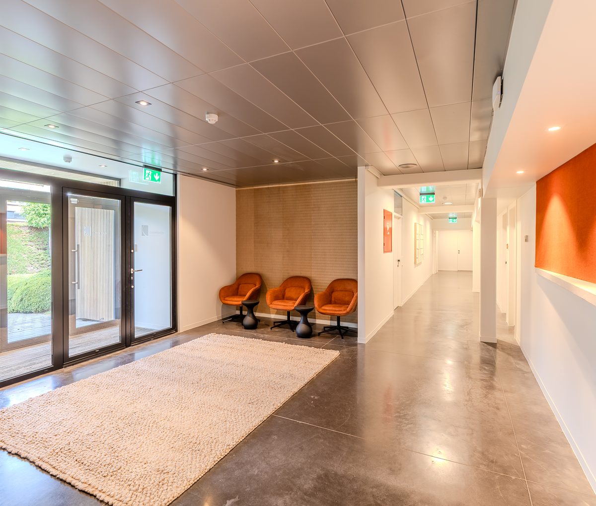 Het onthaal van het Cosmipolis Health Innovation Center, met zicht op de gang naar de behandelruimtes